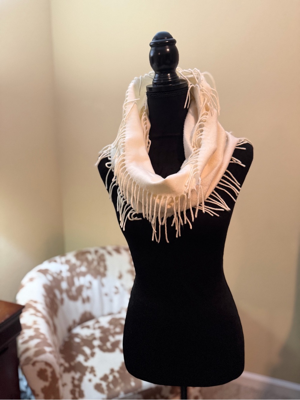 V. FRAAS Ivory Fringe Infinity Scarf
